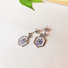 Hatszög nemesacél fülbevaló kék virággal Hatszög nemesacél fülbevaló kék virággal