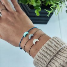 Kék hold karkötő gumizsinóron