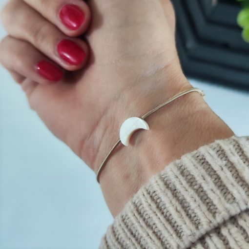 Szürke hold karkötő gumizsinóron