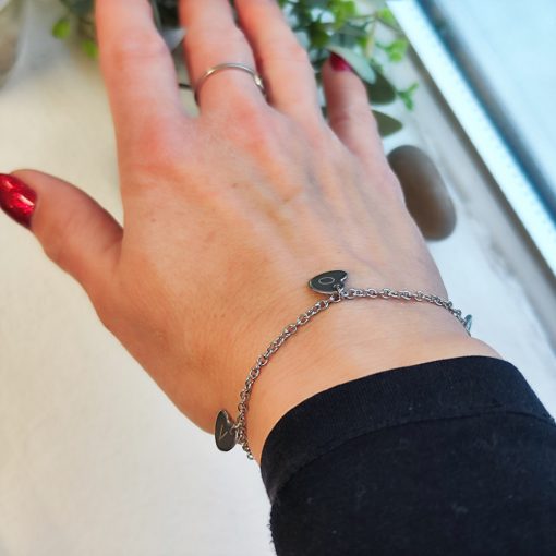 Monogramos szívecskés nemesacél karkötő