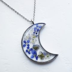 Ezüstözött hold nyaklánc kék virágokkal Ezüstözött hold nyaklánc kék virágokkal